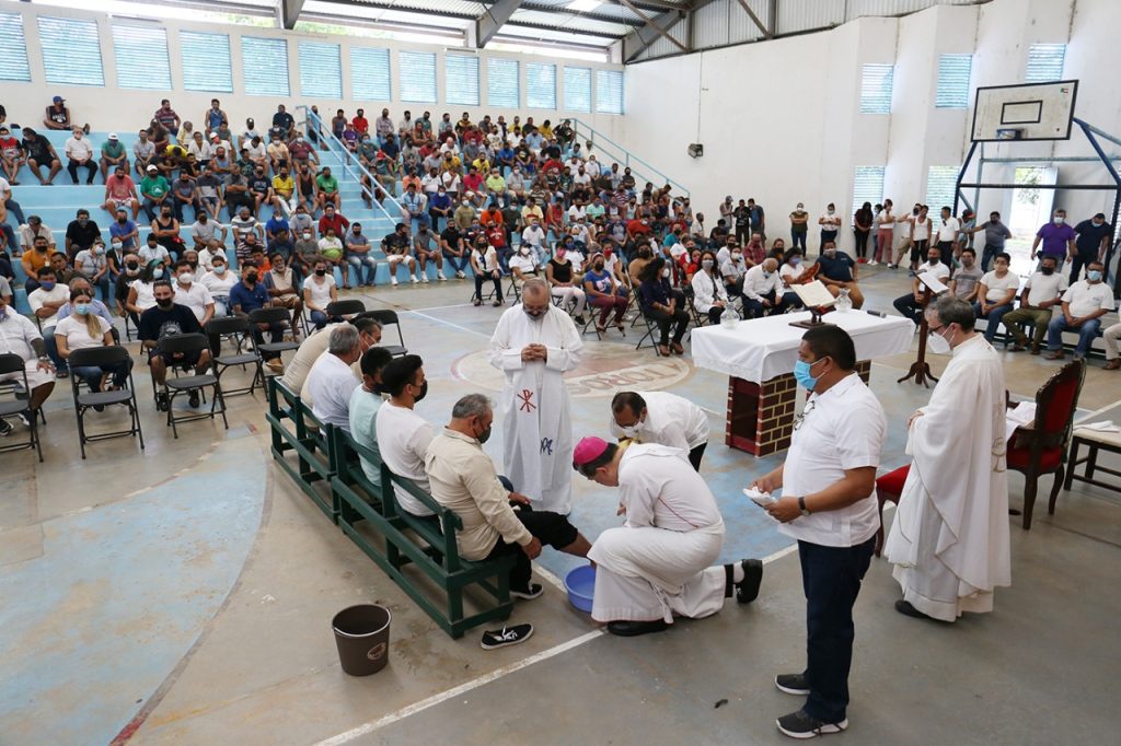 El Jueves Santo el Arzobispo lavó los pies de presos del Cereso de Mérida
