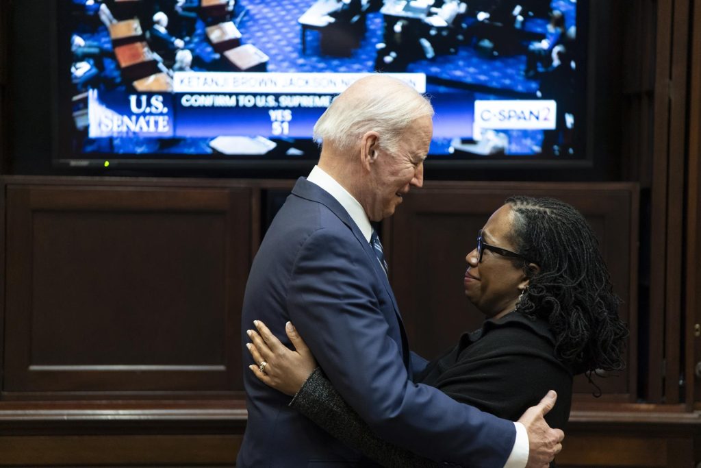 El Senado de EE.UU. confirma a Ketanji Brown Jackson como la primera mujer afroamericana en el Supremo