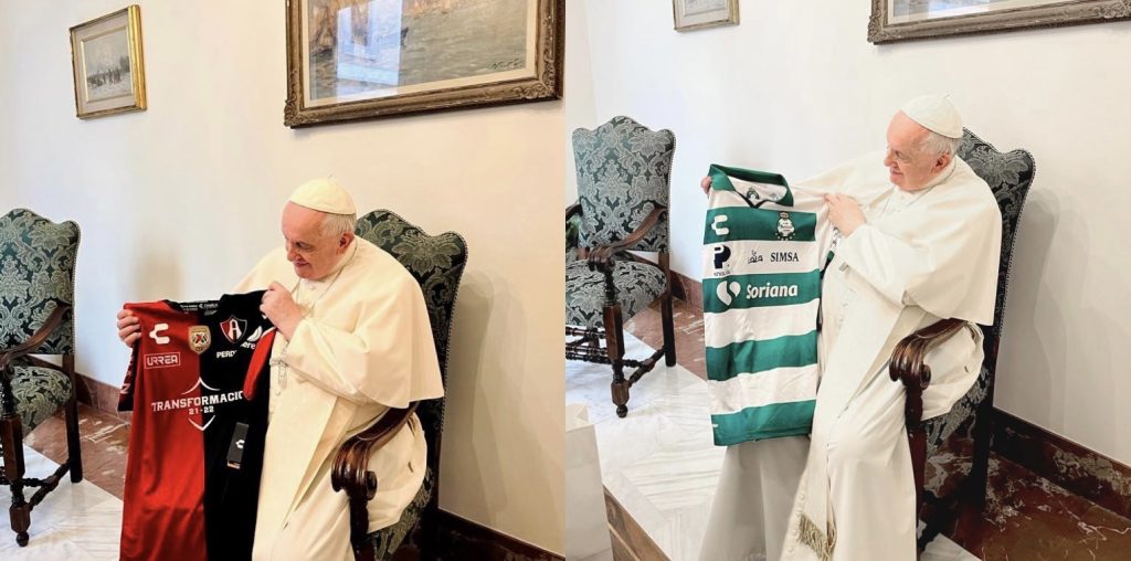 Le regalan al Papa Francisco las playeras del Atlas y del Santos