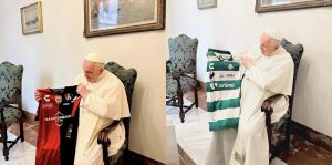 Le regalan al Papa Francisco las playeras del Atlas y del Santos