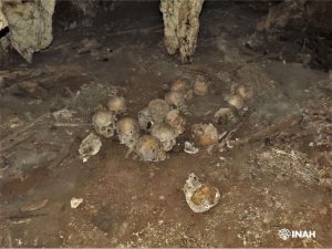 Descubren en cuevas 150 cráneos de víctimas de sacrificios humanos prehispánicos