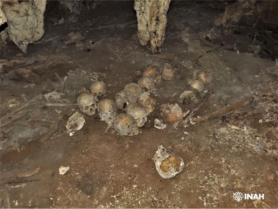 Descubren en cuevas 150 cráneos de víctimas de sacrificios humanos prehispánicos