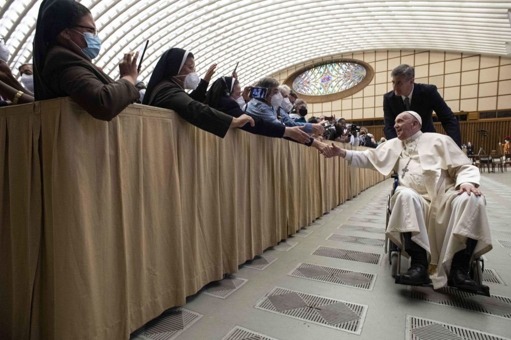 El Papa Francisco aparece en silla de ruedas debido al dolor de rodilla