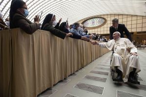 El Papa Francisco aparece en silla de ruedas debido al dolor de rodilla