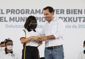 El Gobernador Mauricio Vila Dosal entregó lentes gratuitos a niñas, niños y adolescentes de Yucatán para garantizar un mejor desempeño escolar