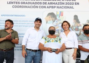 Con apoyo del Gobernador Mauricio Vila Dosal, personas con problemas visuales y de escasos recursos reciben lentes graduados 