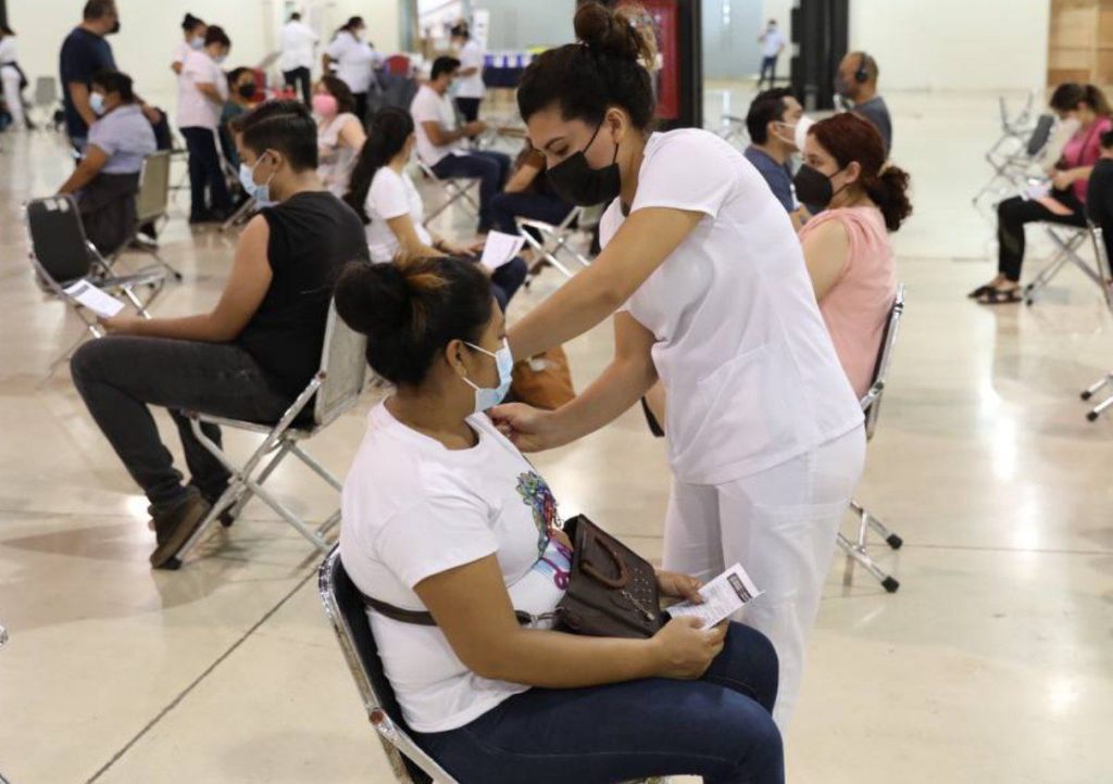 Acuden personas de 18 a 39 años de Mérida a recibir la cuarta dosis de refuerzo contra el Coronavirus￼
