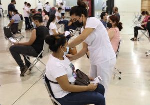 Acuden personas de 18 a 39 años de Mérida a recibir la cuarta dosis de refuerzo contra el Coronavirus￼