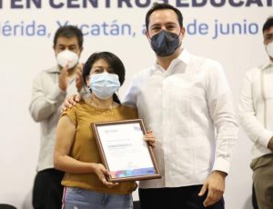 <strong>Entrega el Gobernador Mauricio Vila Dosal plazas a personal de apoyo y asistencia a la educación</strong>