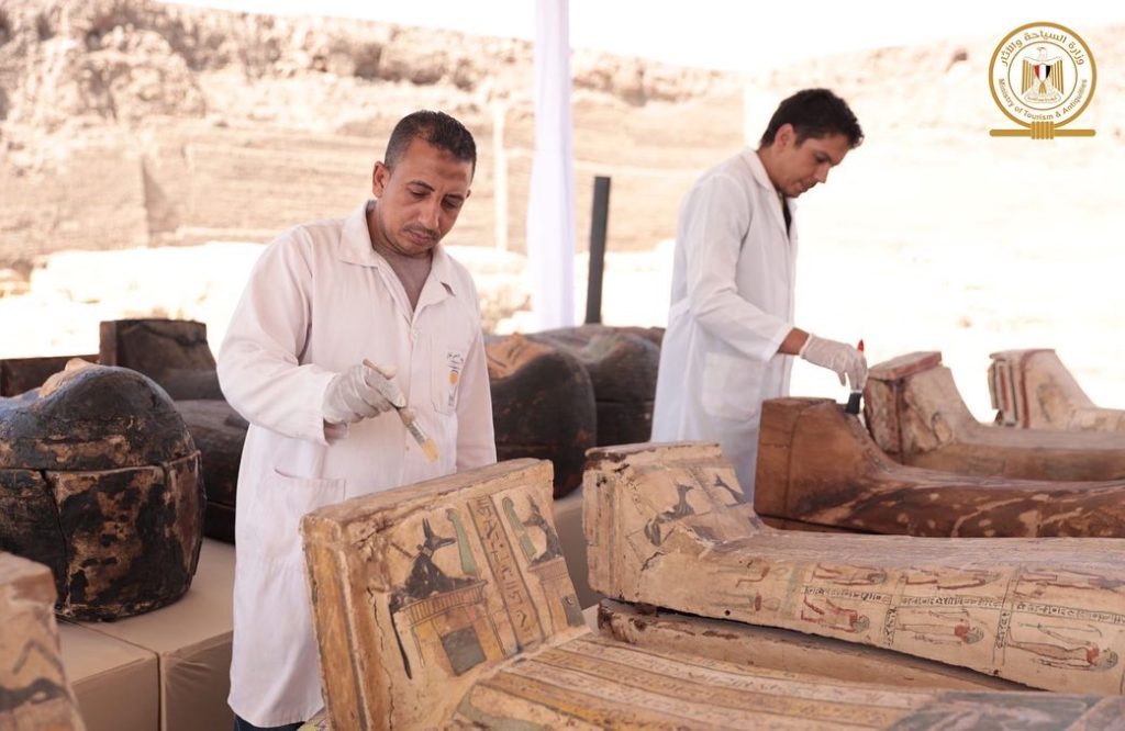 Descubren un tesoro arqueológico en Egipto; cientos de ataúdes y estatuas en una necrópolis