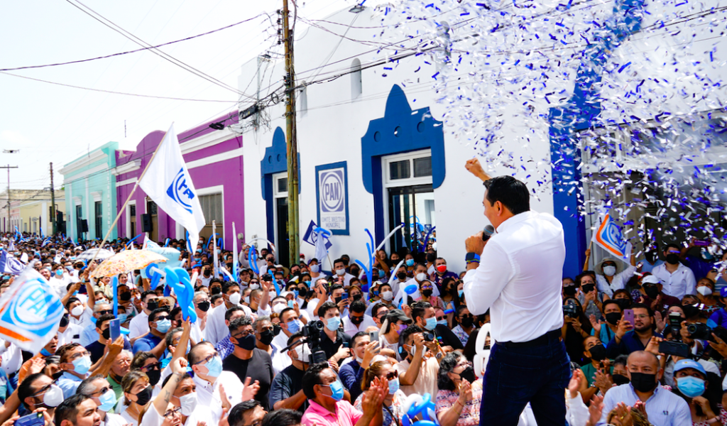 Acompañado por militantes y simpatizantes, Arturo León Itzá registró su candidatura para la presidencia del comité municipal de Mérida del PAN
