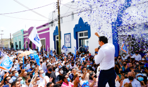 Acompañado por militantes y simpatizantes, Arturo León Itzá registró su candidatura para la presidencia del comité municipal de Mérida del PAN