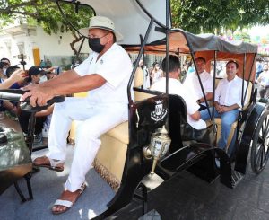 El Gobernador Mauricio Vila Dosal y el Alcalde de Mérida, Renán Barrera Concha, presentaron las calesas eléctricas que a partir de ahora brindan recorridos por la ciudad de Mérida
