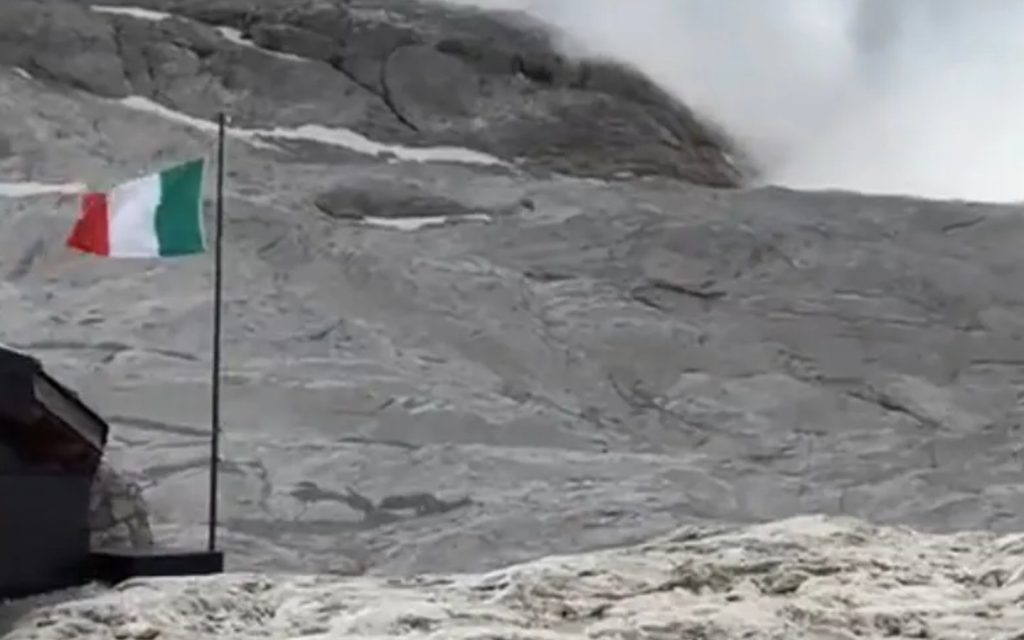 Desprendimiento de glacial en Alpes italianos deja seis muertos