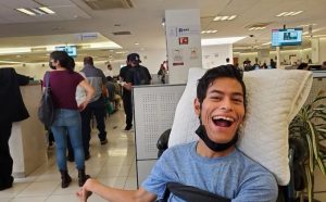 Joven escritor con discapacidad motora obtiene firma electrónica del SAT 