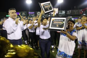 Histórica fiesta deportiva se vivió en el Kukulcán con el primer juego de softbol femenil, el “Partido del Cambio”