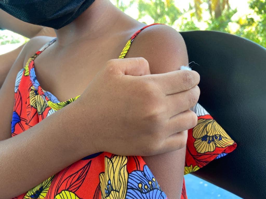 Papás reclaman por vacunas Covid caducas para niños en Oaxaca