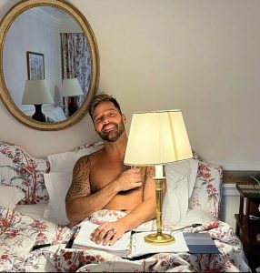 Por violencia doméstica juez emite orden de restricción en contra de Ricky Martin