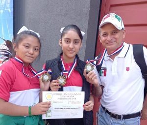 Niñas yucatecas apoyadas por el Gobernador Mauricio Vila Dosal ganan concurso internacional de ciencias en Paraguay