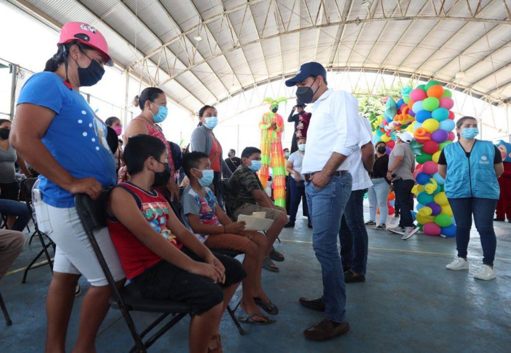 Supervisa el Gobernador Mauricio Vila Dosal en Ticul la vacunación en niñas y niños de 5 a 11 años