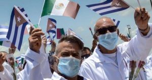 Militares cubanos se infiltran entre los médicos enviados a México, denuncia una ONG