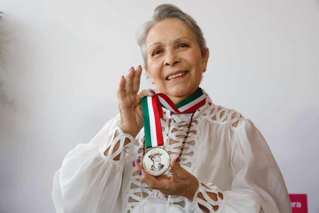 Vicky Villa recibe la medalla Héctor Herrera “Cholo” 2022