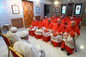 Benedicto XVI recibe la visita del Papa Francisco y los nuevos cardenales