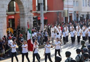 Premian a los contingentes ganadores del Desfile Cívico Militar de la Independencia de México