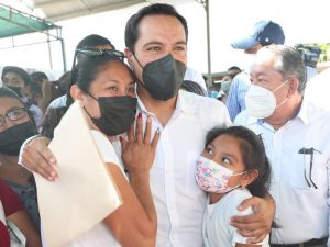 El Gobernador Mauricio Vila Dosal comienza a entregar a estudiantes yucatecos, uniformes y paquetes de útiles escolares de Impulso Escolar