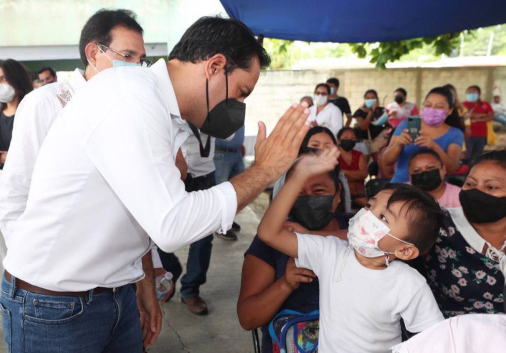 El Gobernador Mauricio Vila continúa entregando uniformes y útiles escolares para garantizar las mismas oportunidades de aprendizaje y desarrollo de sus capacidades a niñas y niños de Yucatán