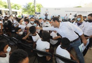Más estudiantes reciben  útiles escolares y uniformes