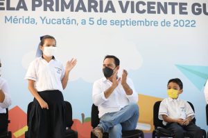 Estudiantes de nivel básico siguen recibiendo uniformes y paquetes de útiles del programa Impulso Escolar de manos del Gobernador Mauricio Vila Dosal