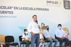 Vila Dosal continúa la entrega de uniformes y paquetes del programa Impulso Escolar