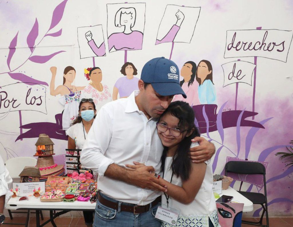 El Gobernador Mauricio Vila entrega la remodelación del Centro de Salud de Celestún   