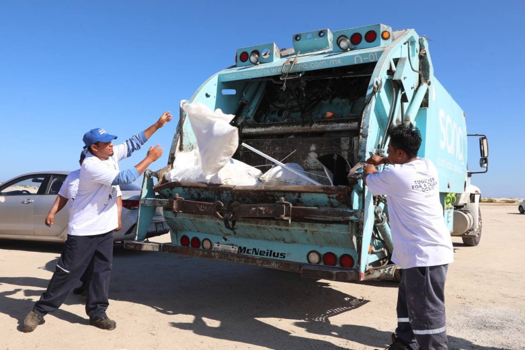 Miles de voluntarios hacen limpieza simultánea de 14 playas en Yucatán   