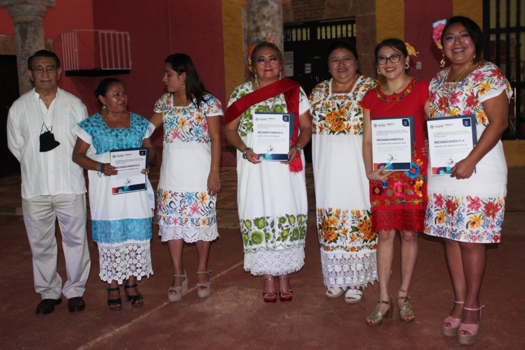Entregan reconocimientos a mujeres indígenas