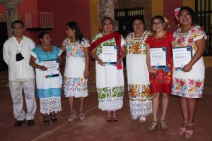 Entregan reconocimientos a mujeres indígenas