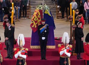 Los nietos de la reina Isabel II velan junto a su ataúd  