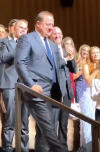 Brendan Fraser llora emocionado tras ser ovacionado en el Festival de Cine de Venecia 