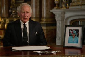 El Rey Carlos III de Inglaterra “renueva la promesa de servicio” de su madre Isabel II 