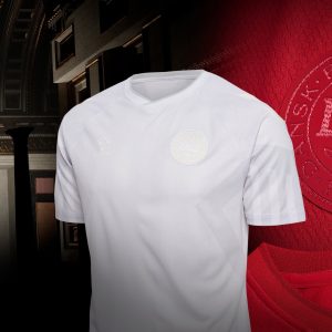 La camiseta de Dinamarca para el Mundial de Qatar será con el  “color del luto” 