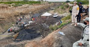 Las familias de los mineros atrapados comienzan a recibir su indemnización