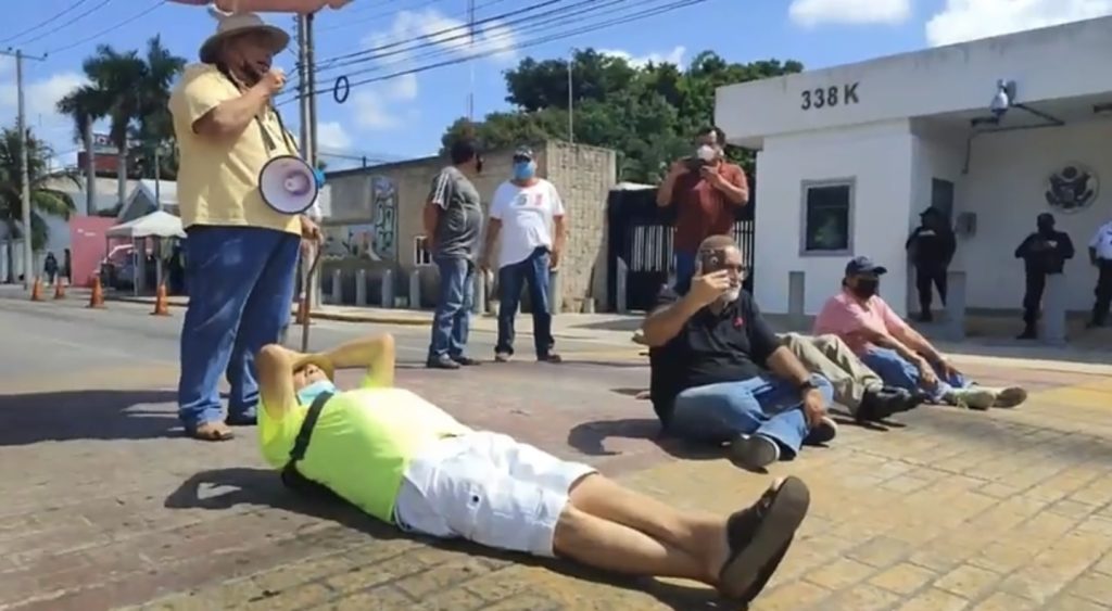 Los jubilados de Pemex que se manifestaron frente al consulado americano exigían  atención médica  