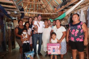 Vila visita a pacientes con cáncer para respaldarlos en su lucha contra la enfermedad