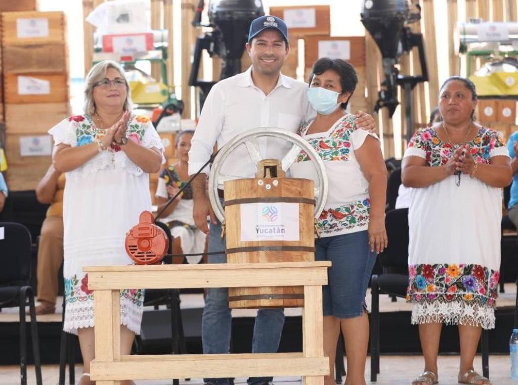 Vila Dosal realizó la entrega de apoyos a 1,539 mujeres de 37 municipios para impulsar su economía y la de sus familias