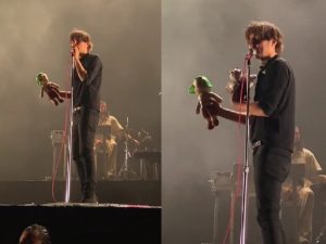 Nueva moda, lanzan un peluche de “El Chavo del 8” al grupo  “Phoenix”   