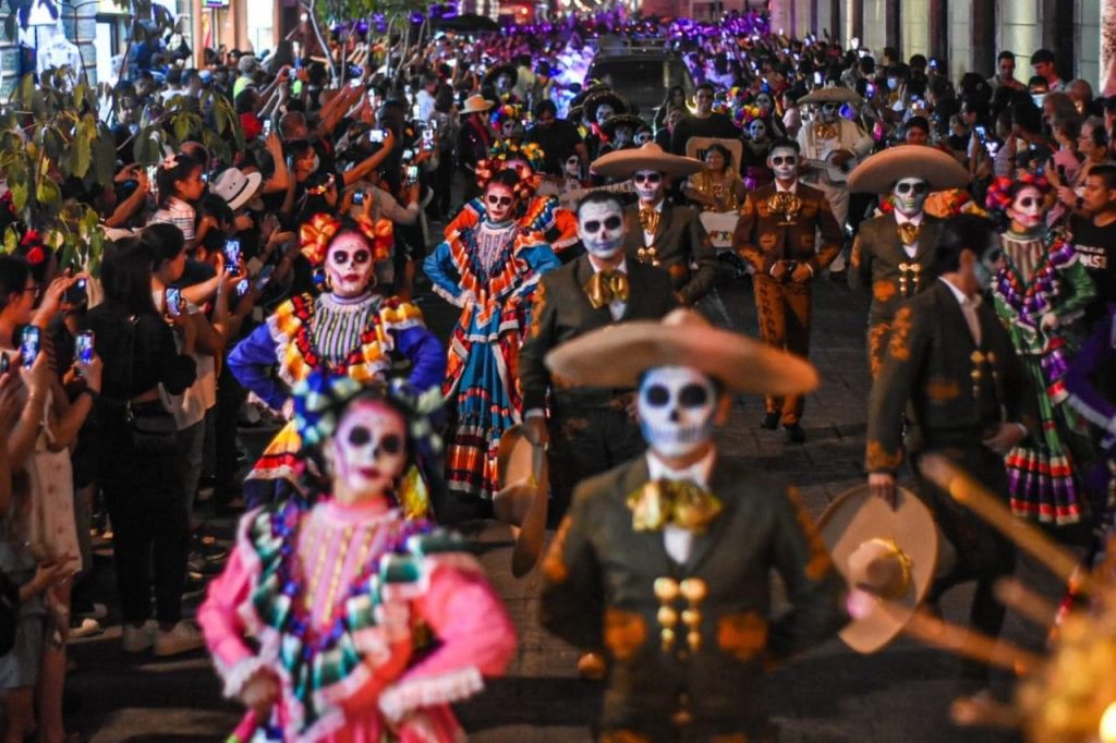 Desfile de Catrinas y el Delirio Teatral en el Centro de Mérida 