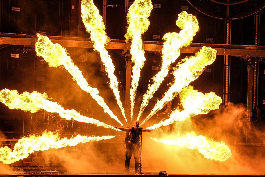 Con fuegos artificiales y lanzallamas, Rammstein llega de nuevo a México
