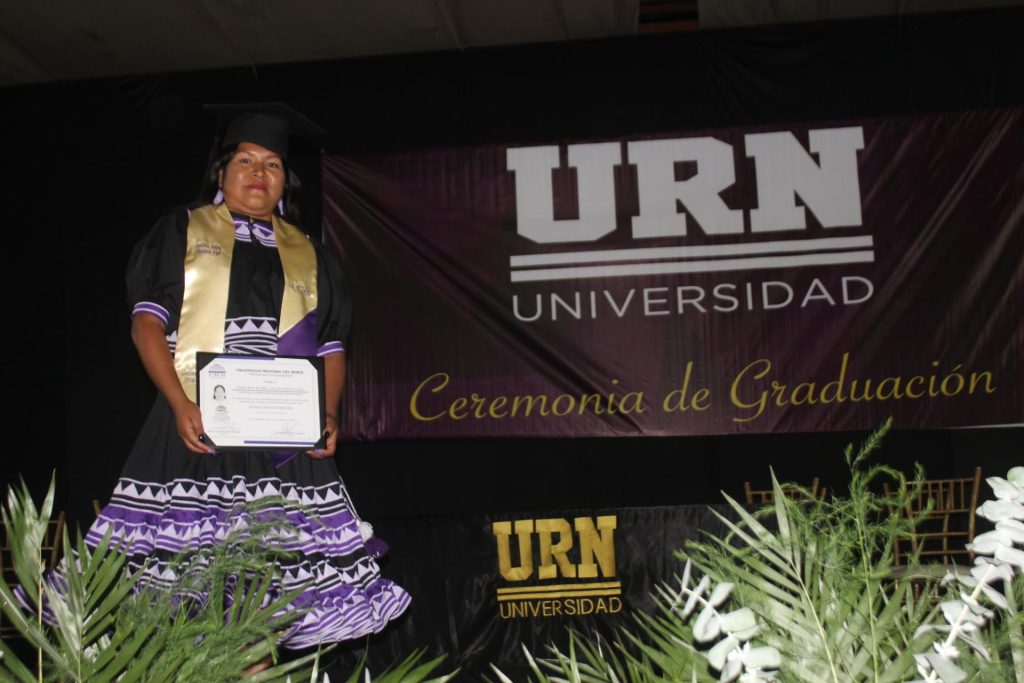 Una joven rarámuri se gradúa como abogada en Chihuahua  