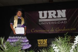Una joven rarámuri se gradúa como abogada en Chihuahua  